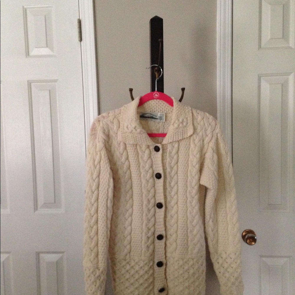 No flaws or pulls.  Gift and has never been worn.